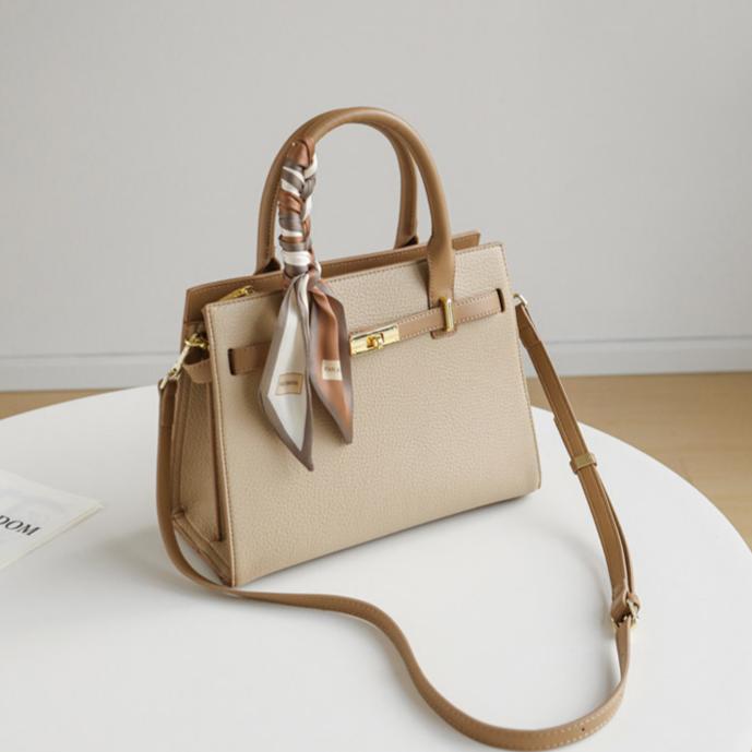 Élan Structured Shoulder Bag CJ406