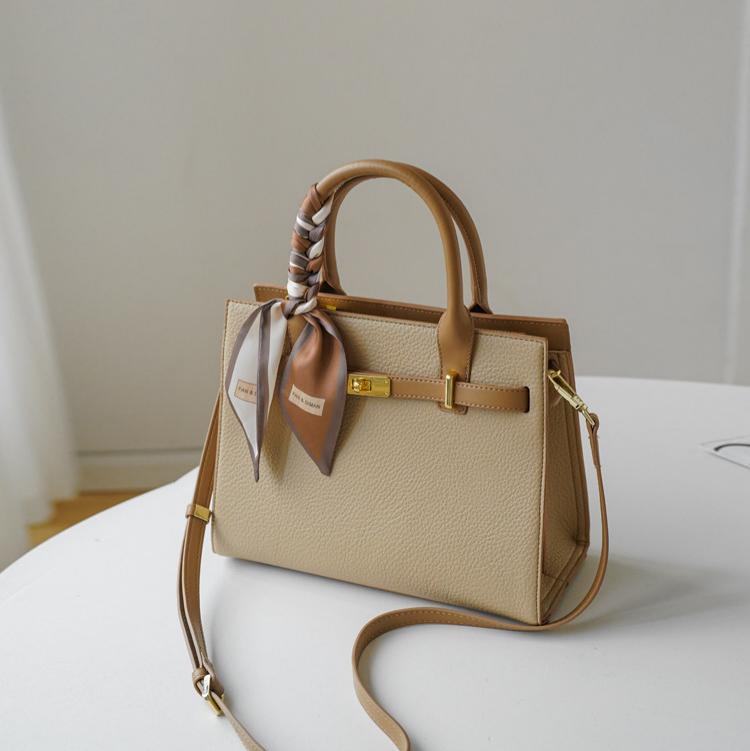 Élan Structured Shoulder Bag CJ406