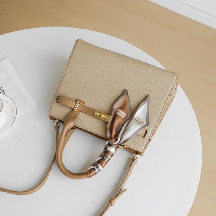 Élan Structured Shoulder Bag CJ406