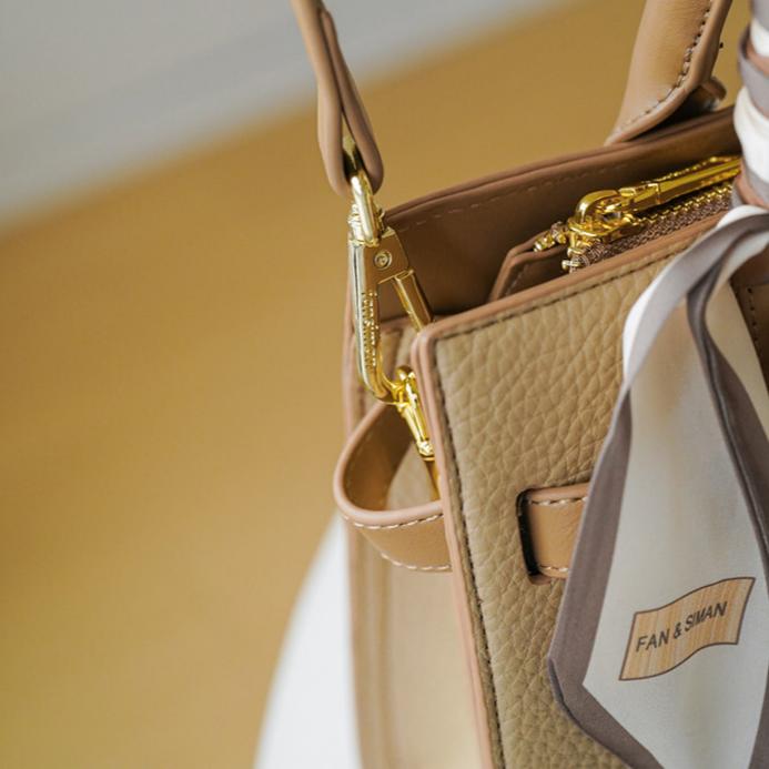 Élan Structured Shoulder Bag CJ406